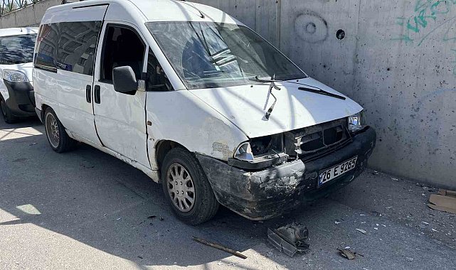Eski eşine ait araca elindeki sopayla saldırdı