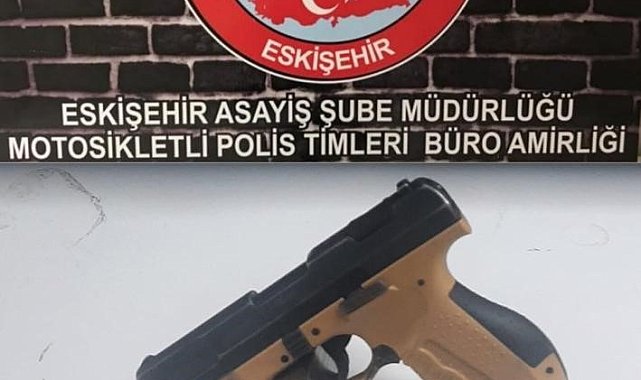 Eskişehir'de 8 şüpheli 3 tabanca, uyuşturucu madde ve çalıntı motosiklet ile yakalandı