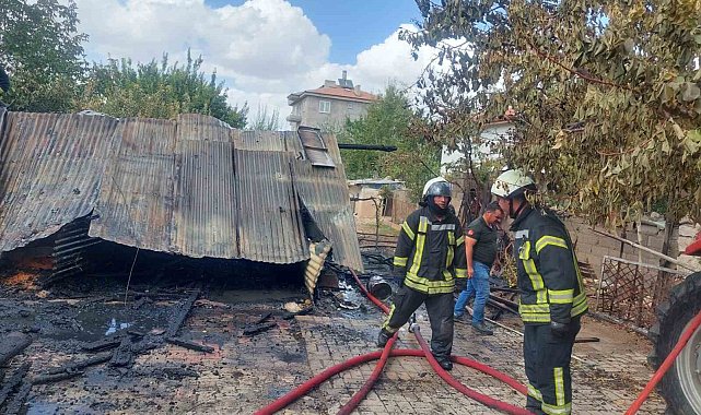 Evin aşenesi çıkan yangında kullanılamaz hale geldi