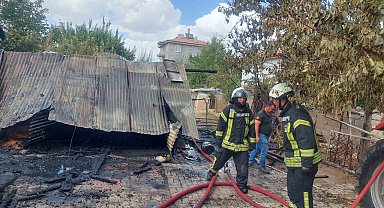 Evin aşenesi çıkan yangında kullanılamaz hale geldi