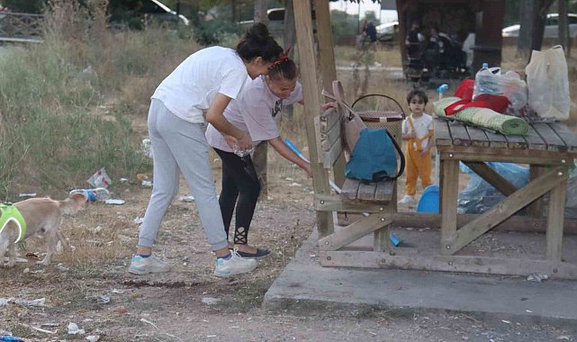 Evlerinden getirdikleri süpürge ve küreklerle temizlik yaptılar