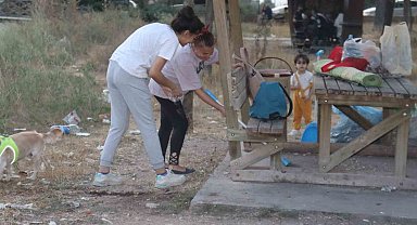 Evlerinden getirdikleri süpürge ve küreklerle temizlik yaptılar