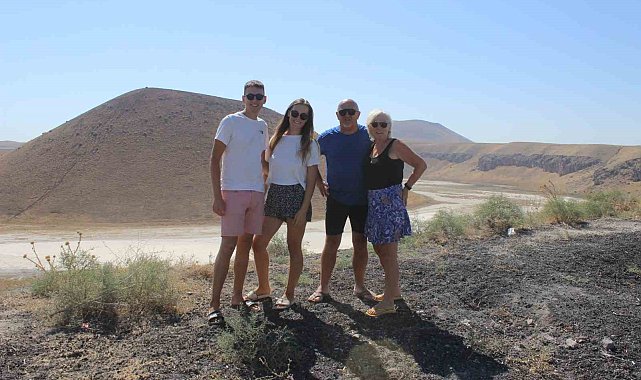 Fransız turistler Meke Gölü'nde kamp yapıp düğüne katıldı