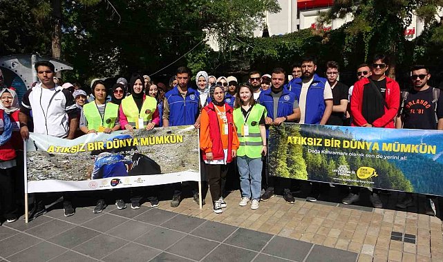 Gençler bir araya geldi, çevreyi temizledi