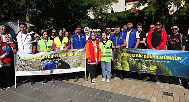 Gençler bir araya geldi, çevreyi temizledi