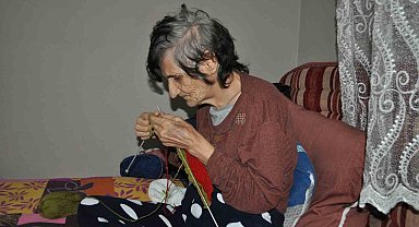 Görme engeline rağmen ördüğü şapkalar köy okullarına gidiyor