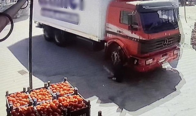 Hareket halindeki kamyona binmek isterken canından oldu! Korkunç kaza kamerada
