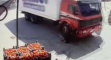 Hareket halindeki kamyona binmek isterken canından oldu! Korkunç kaza kamerada