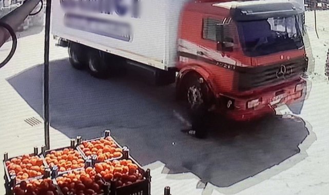 Hareket halindeki kamyona binmek isterken canından oldu