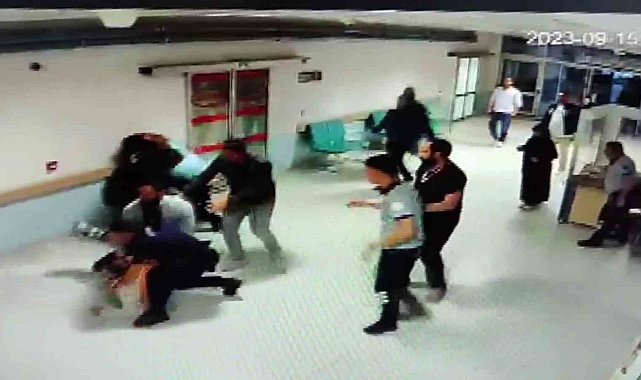 Hasta yakını polis memuru, önce güvenlik görevlilerine sonra meslektaşlarına saldırdı