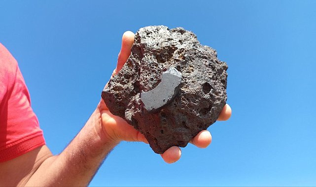 Hayvan otlatırken buldu, göktaşı olduğunu düşündüğü taşın incelenmesini istiyor