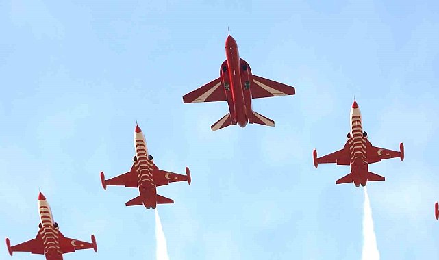 HÜRJET, Türk Yıldızları ile birlikte kol uçuşu yaptı