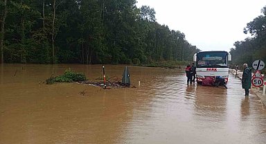 İçişleri Bakanı Yerlikaya: "Kırklareli'nde 6 kişi kurtarıldı, 2 kişi hayatını kaybetti, 4 kişi aranıyor"