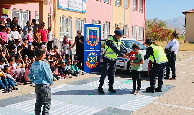 Jandarma 341 öğrenciye trafik eğitimi verdi