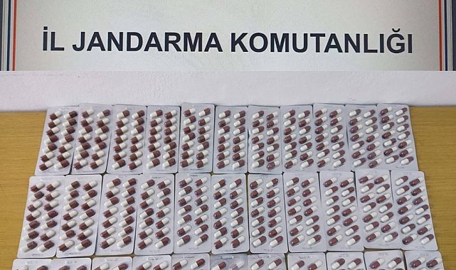 Jandarmanın şüphesi ele verdi: Durdurulan araçtan 462 adet hap ele geçirildi