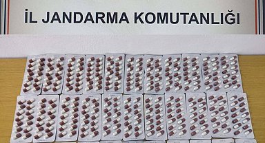 Jandarmanın şüphesi ele verdi: Durdurulan araçtan 462 adet hap ele geçirildi