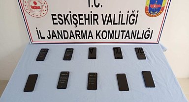 Kaçak cep telefonu satan şahıs yakalandı