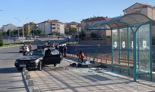Karaman'da faciadan dönüldü: Otomobil, otobüs durağına çarparak takla attı