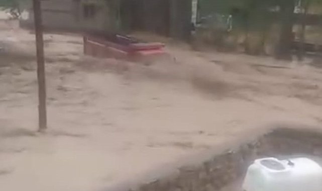 Kayseri'de sel suları kamyonu sürükledi, o anlar anbean kameraya yansıdı