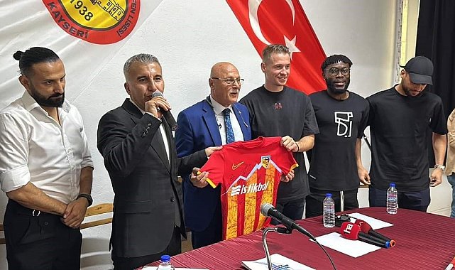 Kayserisporlu futbolcular öğrencilerle buluşup halay çekti