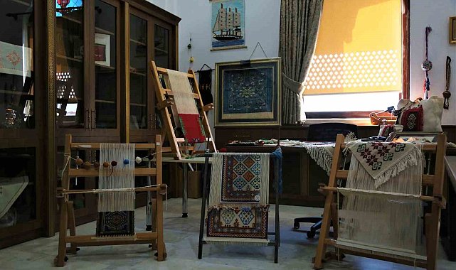 Keçiören'de 126 bin düğüm atılarak işlenen ipek halı sergilendi