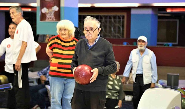 Keçiören'de huzurevi sakinleri bowling oynadı