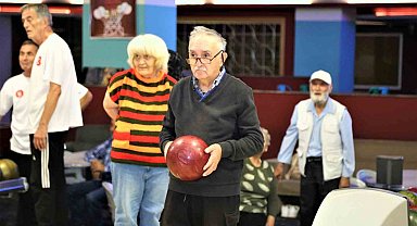 Keçiören'de huzurevi sakinleri bowling oynadı