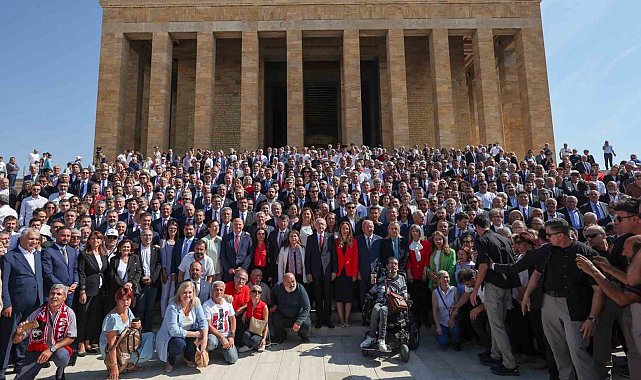 Kılıçdaroğlu, CHP'nin 100'üncü yıl etkinlikleri çerçevesinde Anıtkabir'i ziyaret etti