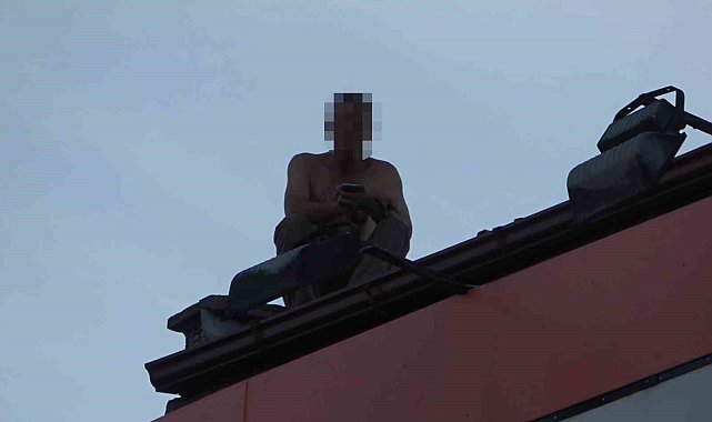Kiremitleri yola fırlattı, çatının kıyısında oturup sigara içti: Vatandaşlar film gibi izledi
