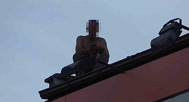 Kiremitleri yola fırlattı, çatının kıyısında oturup sigara içti: Vatandaşlar film gibi izledi