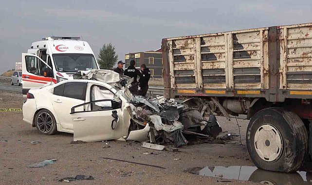 Kırıkkale'de feci kaza, tıra ok gibi saplanan otomobil hurdaya döndü: Sürücü öldü, eşi ağır yaralı