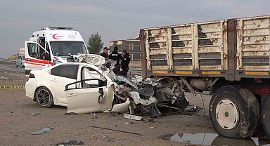 Kırıkkale'de feci kaza, tıra ok gibi saplanan otomobil hurdaya döndü: Sürücü öldü, eşi ağır yaralı