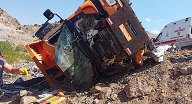 Kontrolden çıkan kamyon şarampole devrildi: 1 ölü