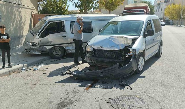 Konya'da kamyonet ile hafif ticari araç çarpıştı: 2 yaralı