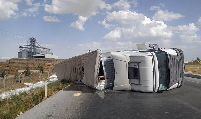 Konya'da tır devrildi: 1 yaralı