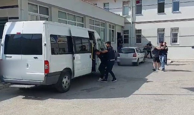 Konya'da uyuşturucu tacirlerine operasyon: 6 kilo eroin, binlerce hap ele geçirildi