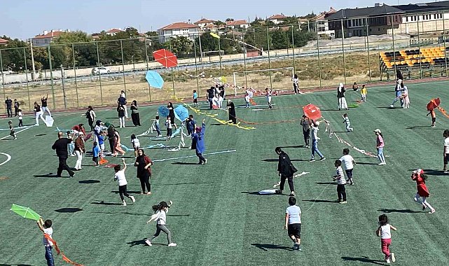 Kulu'da çocuklara uçurtma şenliği