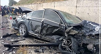 Makam aracı ile otomobil hafif ticari araç çarpıştı: 3 yaralı