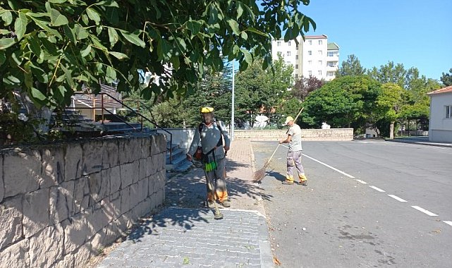 Melikgazi'de mahalleler pırıl pırıl olsun diye tüm ekip sahada çalışıyor