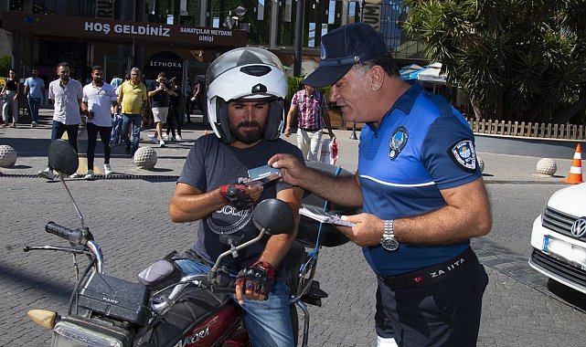 Mersin Büyükşehir Belediyesi ekipleri kent genelinde 'Tüketici Hakları Rehberi' dağıttı