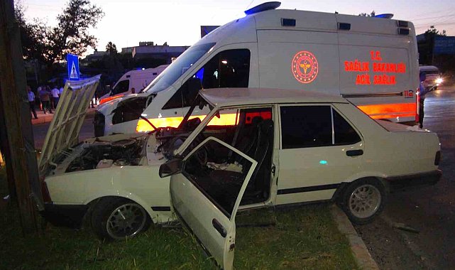 Mersin'de ambulans otomobille çarpıştı: 4 yaralı