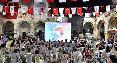 Mersin'de çocuklara açık hava film etkinliği