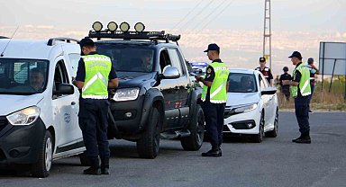 Mersin'de jandarma ekiplerinden dron destekli yol uygulaması yapıldı
