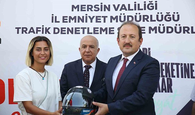 Mersin'de motosiklet sürücülerine kask dağıtıldı