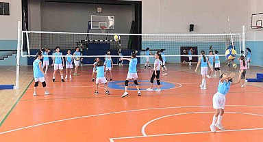 Minik voleybolcular son kez sahaya çıktı