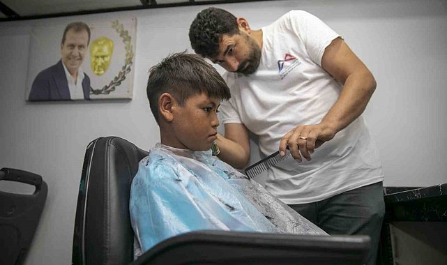 Mobil kuaför, mevsimlik işçilerin çocuklarına hizmet verdi