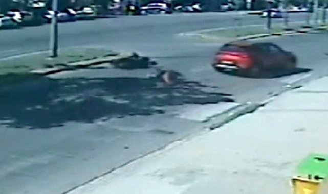 Motosikletten düşüp yuvarlanan kadın sürücü güvenlik kamerasında