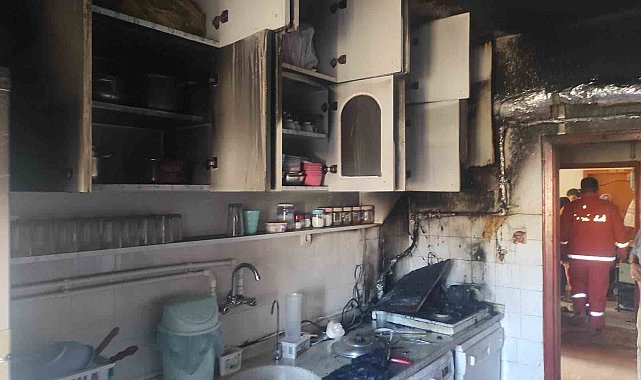 Mutfakta çıkan yangın evi küle çeviriyordu
