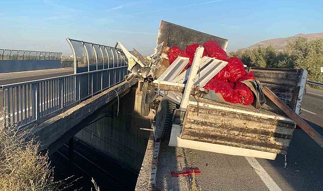 Niğde'de kamyonet bariyerlere çarptı: 1 yaralı