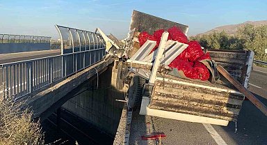 Niğde'de kamyonet bariyerlere çarptı: 1 yaralı